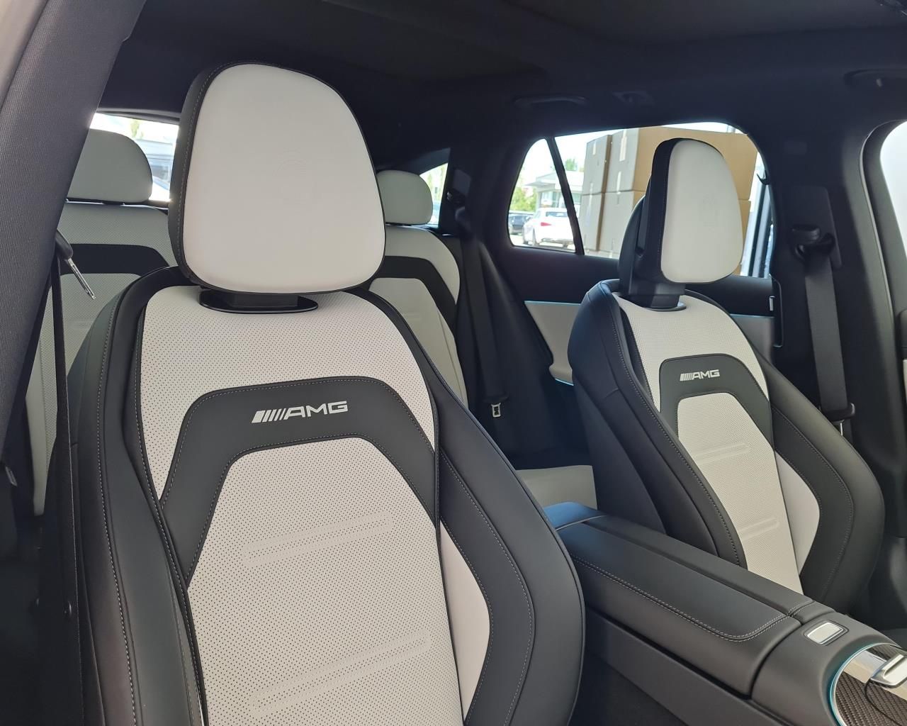 MERCEDES E 53 AMG HYBRID 4MATIC KOMBI | SKLADEM | ČESKÉ PŘEDVÁDĚCÍ AUTO | NOVÝ MODEL | SPORTOVNĚ LUXUSNÍ KOMBÍK | HYBRID 585 KONÍ | BÍLÁ METALÍZA | ČERNO - BÍLÁ KŮŽE | MAXIMÁLNÍ VÝBAVA | VIP SLEVA | IHNED K PŘEDÁNÍ | NÁKUP ONLINE | AUTOiBUY.com